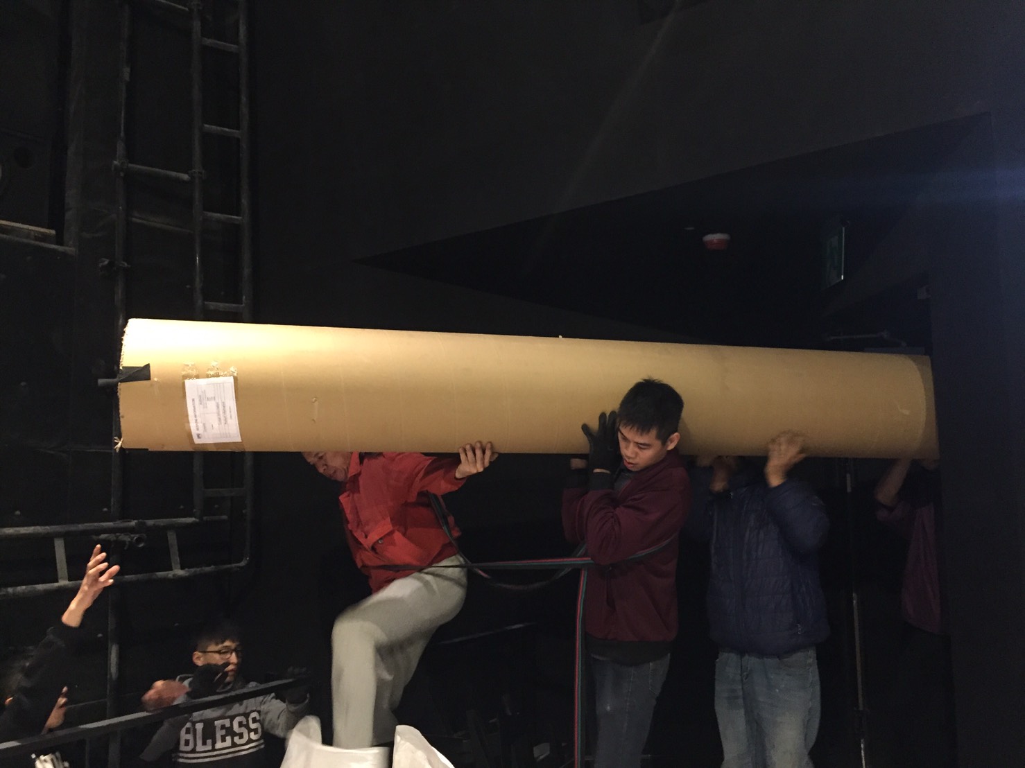 威秀電影螢幕吊掛作業